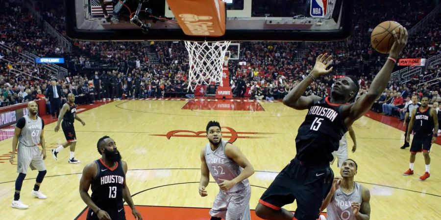 Clint Capela (Nummer 15) fliegt in Richtung Korb.