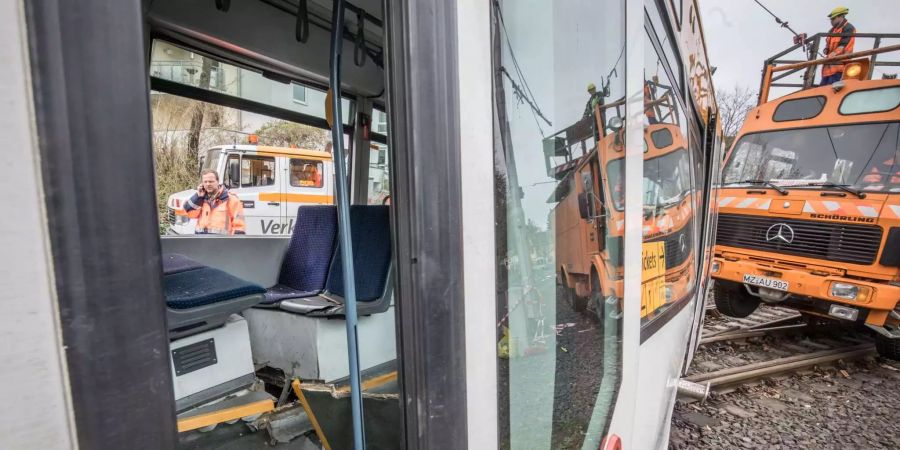 Schwer beschädigt ist der Innenraum der entgleisten Strassenbahn.