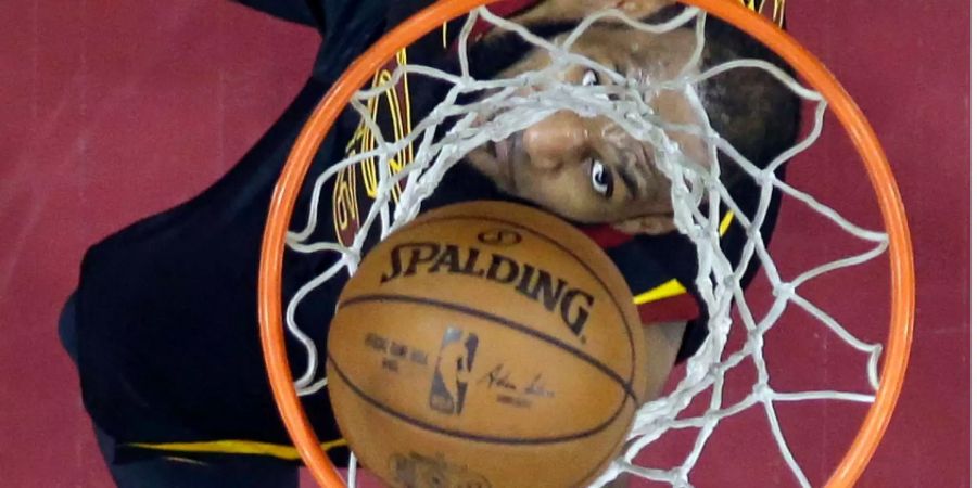 Gewohntes Bild: LeBron James schaut, wie der Ball im Korb landet.