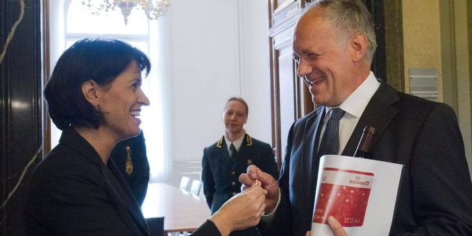 Kommt es wieder zur gemeinsamen Schlüsselübergabe, aber mit neugewählten Bundesräten? 2010 übergab Leuthard die Schlüssel zum WBF an Schneider-Ammann, und wechselte ins UVEK. Kommt es wieder zur gemeinsamen Schlüsselübergabe, aber mit neugewählten Bundesräten? 2010 übergab Leuthard die Schlüssel zum WBF an Schneider-Ammann, und wechselte ins UVEK.