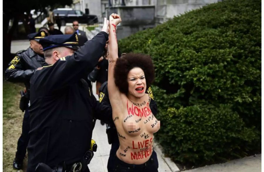 Eine halbnackte Femen-Aktivistin hatte sich Bill Cosby auf dem Weg zum Gericht entgegengestellt.