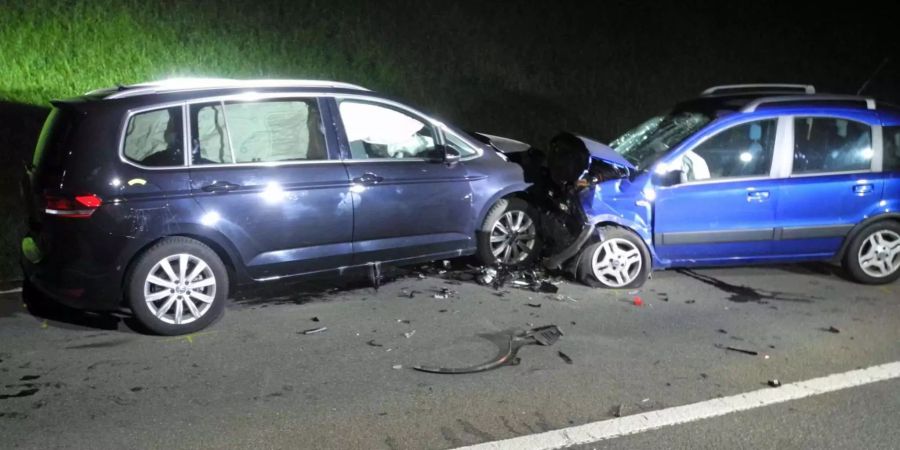 Im Kanton Schwyz sind am Montagabend zwei Autos ineinander geprallt.