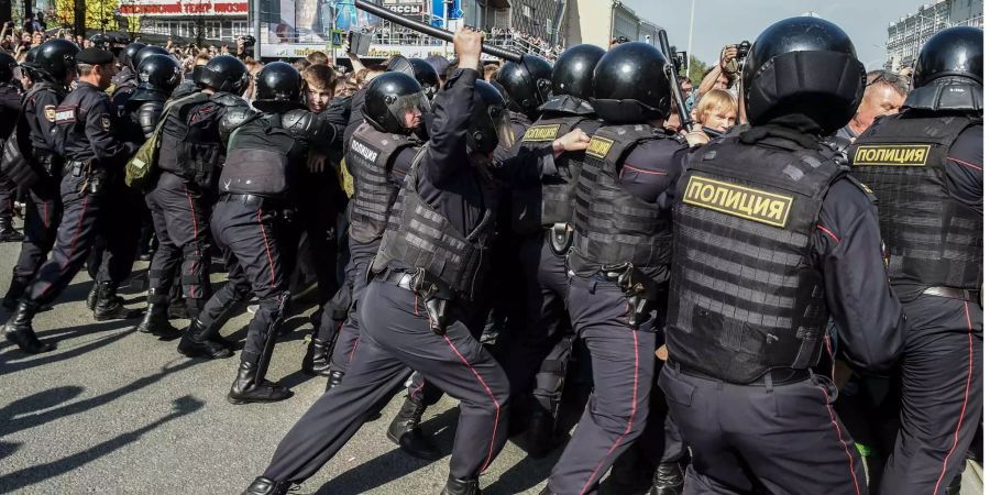 Die Beamten gingen grob gegen die Demonstranten vor.