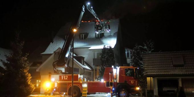 Als die Feuerwehr eintraf, drang bereits starker Rauch aus dem Dachstock. Als die Feuerwehr eintraf, drang bereits starker Rauch aus dem Dachstock.