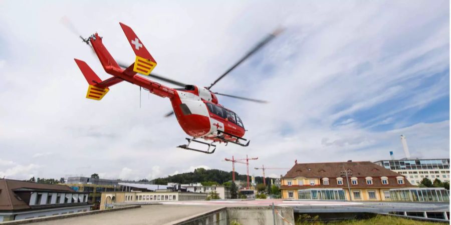 Nachdem Arbeitsunfall flog die Rega den schwer verletzten Mann umgehend ins Kantonsspital Chur.