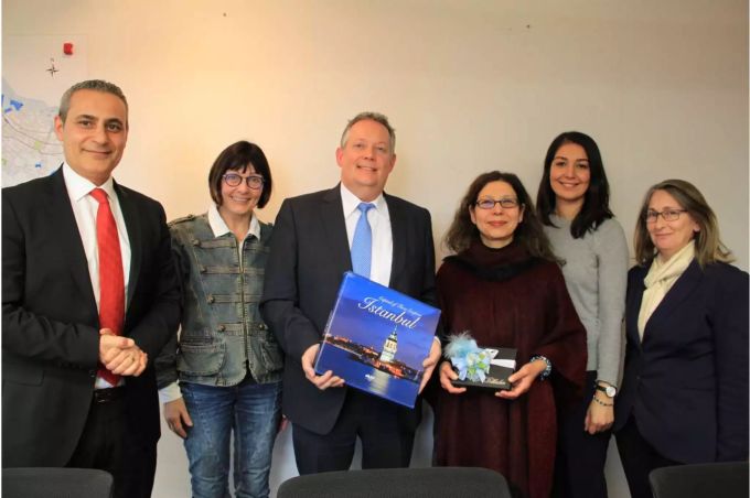 (v.l.): Vizekonsul Mustafa Yilmaz; Vize-Stadtpräsidentin Dorena Raggenbass; Stadtpräsident Thomas Niederberger; Generalkonsulin Asiye Nurcan Ipekçi; Konsulangestellte Nazli Özkan; und Adile Samsunlu, Vertreterin der türkischen Bevölkerung in Kreuzlingen. (v.l.): Vizekonsul Mustafa Yilmaz; Vize-Stadtpräsidentin Dorena Raggenbass; Stadtpräsident Thomas Niederberger; Generalkonsulin Asiye Nurcan Ipekçi; Konsulangestellte Nazli Özkan; und Adile Samsunlu, Vertreterin der türkischen Bevölkerung in Kreuzlingen.