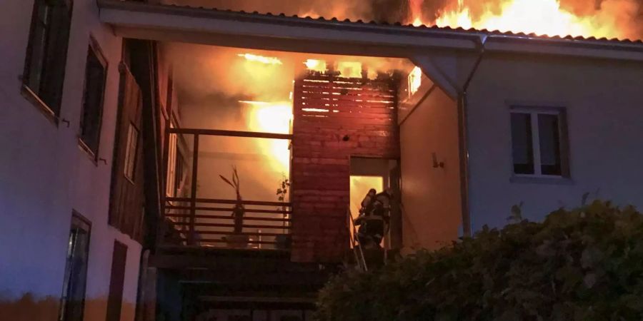 Beim Brand entstand erheblicher Sachschaden. Das Einfamilienhaus bleibt bis auf Weiteres unbewohnbar. (Foto: Kapo BE)