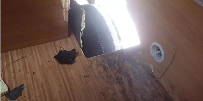 Riesiger Schutzengel - ein geplatzter Reifen durchschlug den Unterboden des Wohnmobils Riesiger Schutzengel - ein geplatzter Reifen durchschlug den Unterboden des Wohnmobils