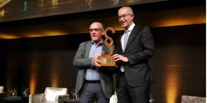 Hanspeter Lienhart nimmt den Preis für sein Zufahrtsgesetz von «IG Freiheit»-Präsident Gregor Rutz entgegen. Hanspeter Lienhart nimmt den Preis für sein Zufahrtsgesetz von «IG Freiheit»-Präsident Gregor Rutz entgegen.