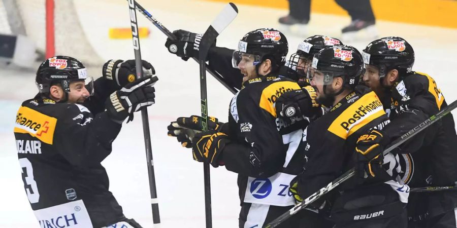 Die Spieler des HC Lugano feiern den Finaleinzug.