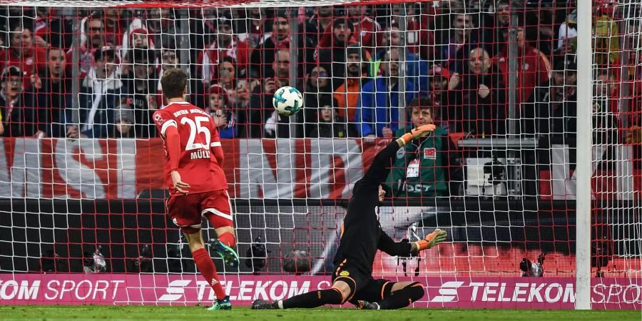 Bayern-Offensivspieler Thomas Müller düpiert BVB-Goalie Bürki.