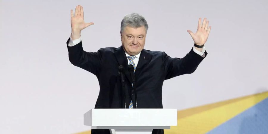 Petro Poroschenko, Präsident der Ukraine, winkt bei einer Rede.