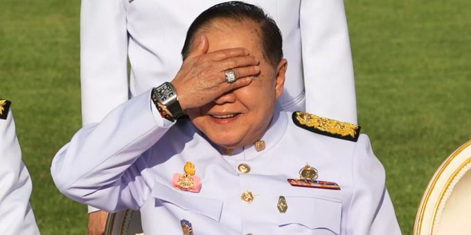 Prawit Wongsuwan, Verteidigungsminister von Thailand, hebt seine Hand, an der er einen Diamantring und eine Luxusuhr trägt, um seine Augen vor der Sonne zu schützen. Luxusuhr und Diamantring an der Hand von Prawit Wongsuwan.