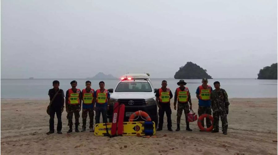 Rettungskräfte am Strand bei Krabi.