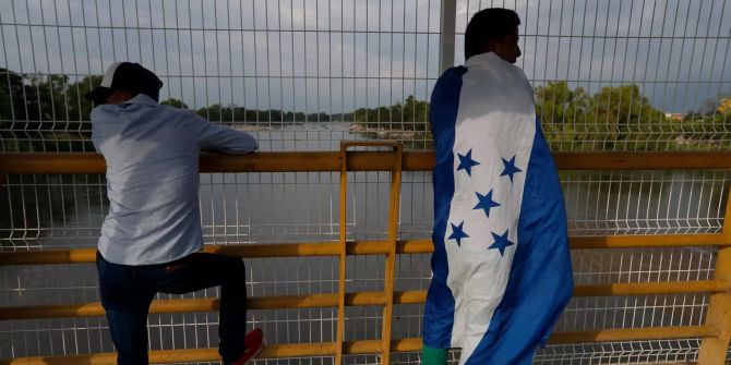 Migranten aus Honduras stehen an der Grenze zu Mexiko.