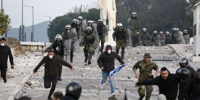 Bereitschaftspolizisten jagen Teilnehmer einer Demonstration gegen die geplante Ratifizierung der Namensänderung Mazedoniens in Nord-Mazedonien auf einer Rampe neben dem Parlamentsgebäude. Demonstration wegen Namensänderung Mazedonien