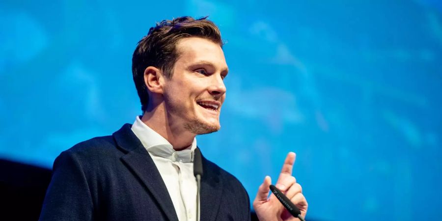 Marcell Jansen hält eine Rede.