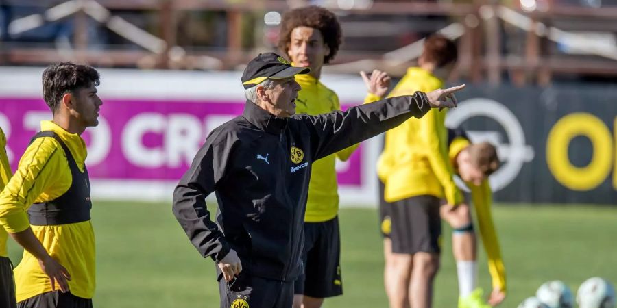 Lucien Favre gibt auf dem Fussballplatz Anweisungen.