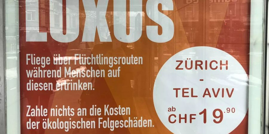 Das Fake-Plakat von Easyjet polarisiert in Zürich und Bern.