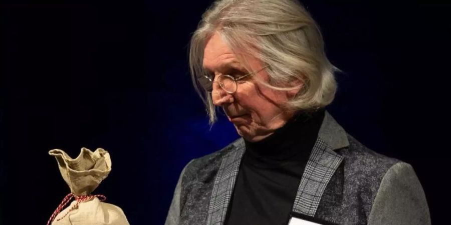 Gerhard Haderer lässt seinen Blick auf dem Geldsack ruhen. Foto: Swen Pförtner
