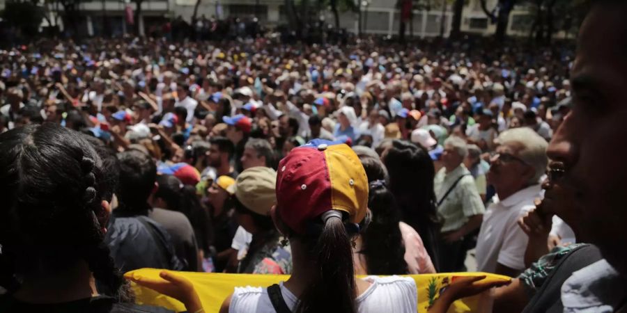 Zahlreiche Demonstranten hören eine Rede des selbst ernannten Interims