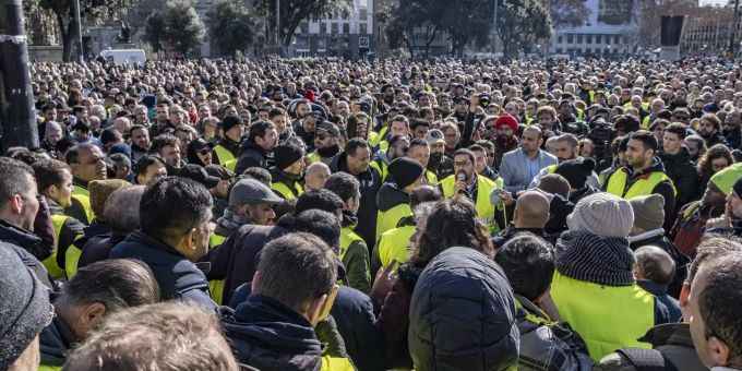 Erinnert an Szenen aus Paris, ist aber in Barcelona. Taxifahrer haben sich bei ihren Prosteten an Anlehnung an die «Gelbwesten»-Bewegung gelbe Leuchtwesten angezogen. Taxi Fahrer prostetieren.