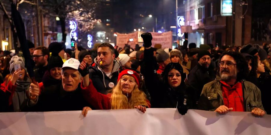 Demonstranten nehmen an einem Protest gegen den serbischen Präsidenten