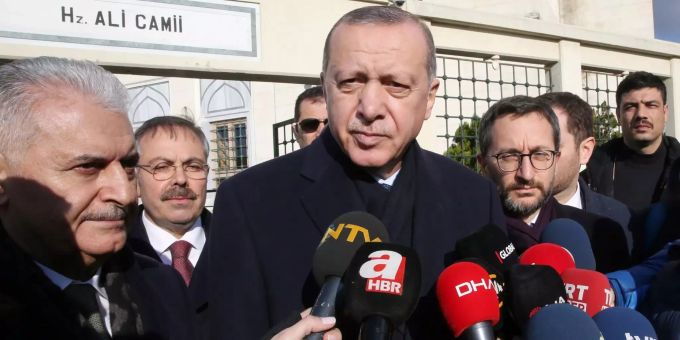 Die Türkei fahndet nach weiteren 100 Menschen. Recep Tayyip Erdogan im Gespräch mit Journalisten.