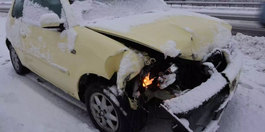 Die kalten Temperaturen und schneebedeckten Fahrbahnen sorgen laut der Kantonspolizei für das Chaos. Bild aus Mels SG.