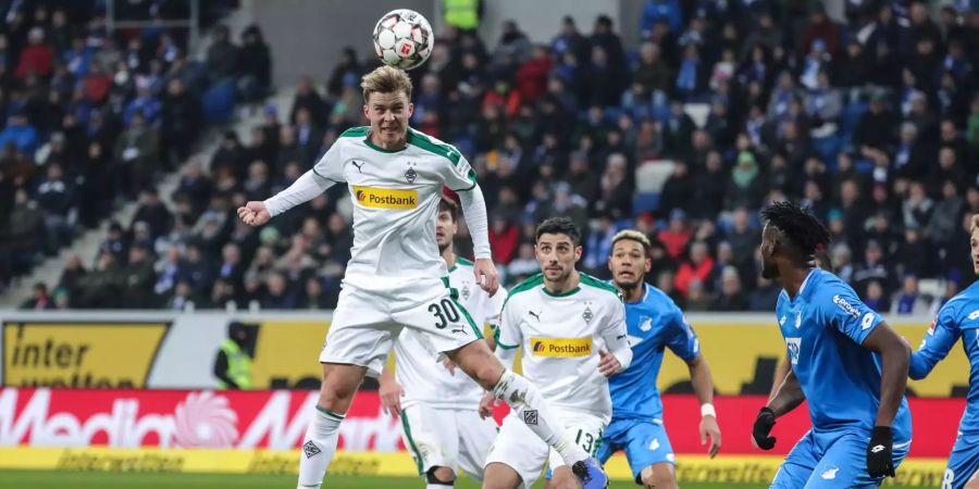 Nico Elvedi setzt zum Kopfball an.