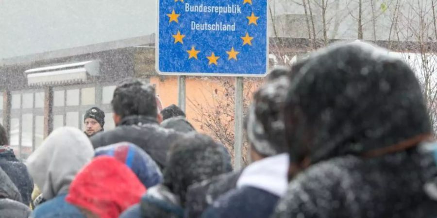 Flüchtlinge an der deutsch-österreichischen Grenze nahe Wegscheid im Herbst 2015. Foto: Armin Weigel