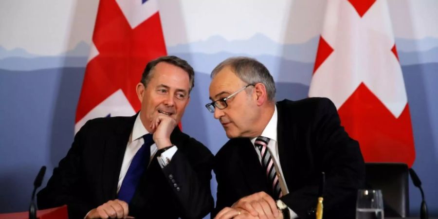 Liam Fox (l.) mit Guy Parmelin in Bern