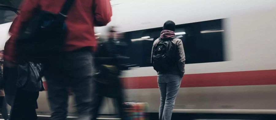 Passanten auf einem Bahnhof