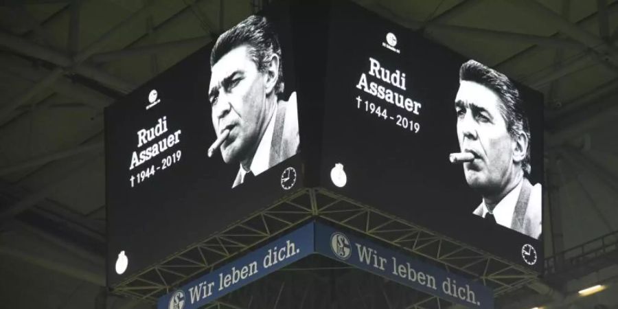 Ein Foto von Schalkes ehemaligen Manager Rudi Assauer ist auf dem Videowürfel in der Veltins Arena zu sehen. Foto: Ina Fassbender