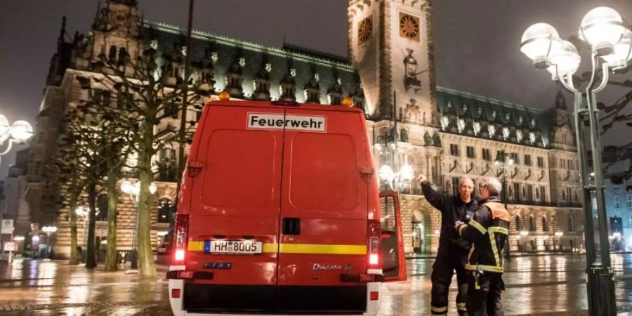 Ein Messfahrzeug der Feuerwehr steht auf dem Rathausmarkt. Ein rätselhafter Gestank über Teilen Hamburgs hat erneut Anwohner und Feuerwehr beschäftigt. Foto: Daniel Bockwoldt