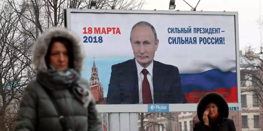 Wladimir Putins Wahlplakat in St. Petersburg.