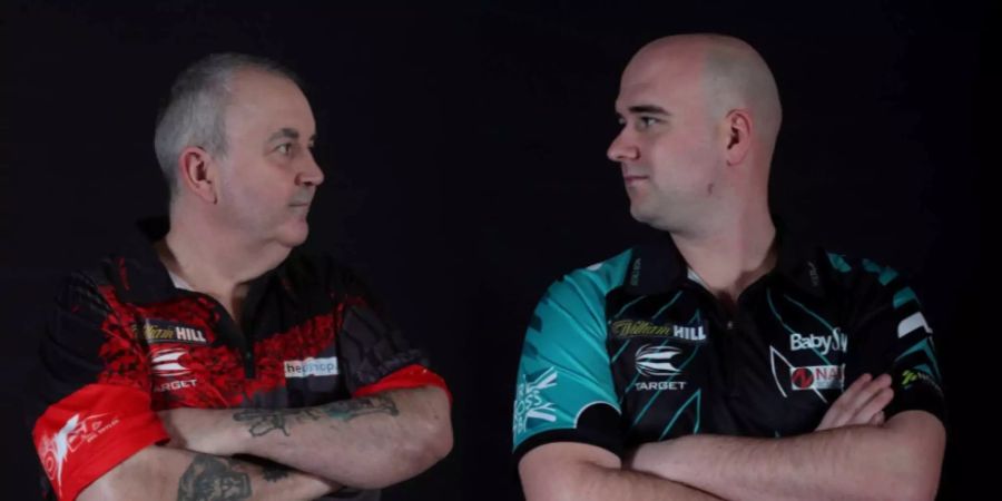 Der 16-fache Weltmeister Taylor (links) unterliegt Rob Cross (rechts).