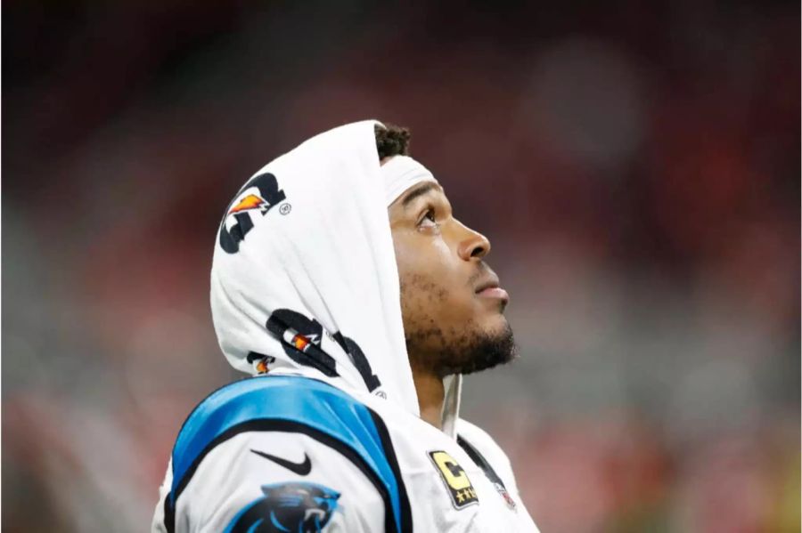 Carolinas Superstar Cam Newton wurde bei der 10:22-Niederlage gegen Atlanta kaum gesehen. Natürlich: Die Panthers hatten das Playoffticket bereits in der Tasche, doch mit einem Sieg hätte man sich den Divison-Sieg und das damit verbundene Heimrecht sichern können. Nun müssen die Panthers aber den schwierigen Gang nach New Orleans antreten.