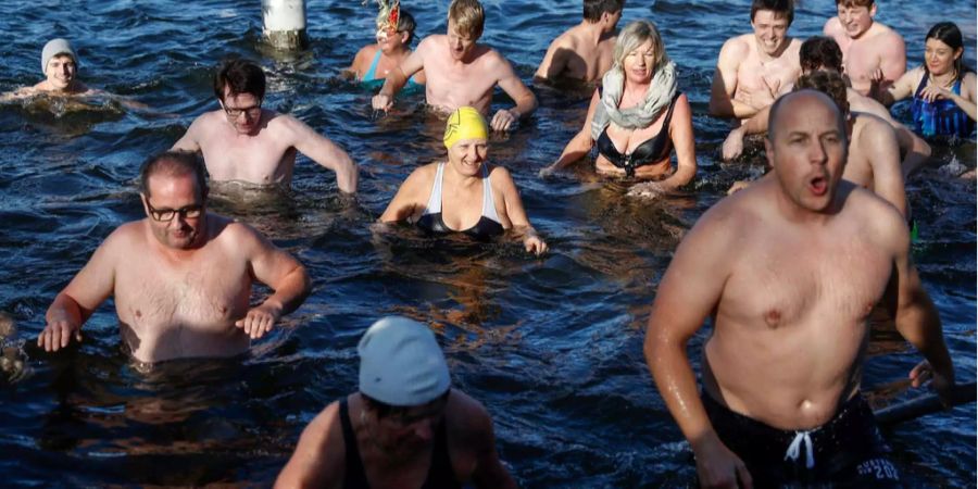 Auch in Bern hat das Schwimmen an Silvester Tradition, am Nachmittag stiegen viele Berner bei einer Wassertemperatur von 5 Grad Celsius in Moosseedorf bei Bern ins Wasser.