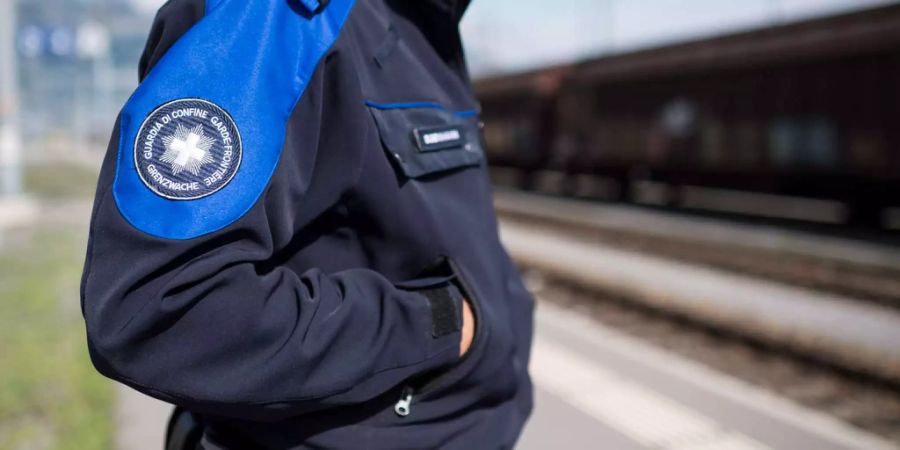 Ein Schweizer Grenzwächter muss sich seit Mittwoch vor dem Militärgericht in Bern verantworten. (Symbolbild)