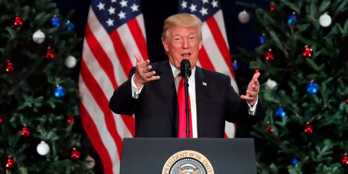 BAK Economics warnt, dass 25-prozentige Zölle von Donald Trump auf die Schweiz und die EU 2026 eine Rezession auslösen könnten. (Archivbild) US-Präsident Donald Trump