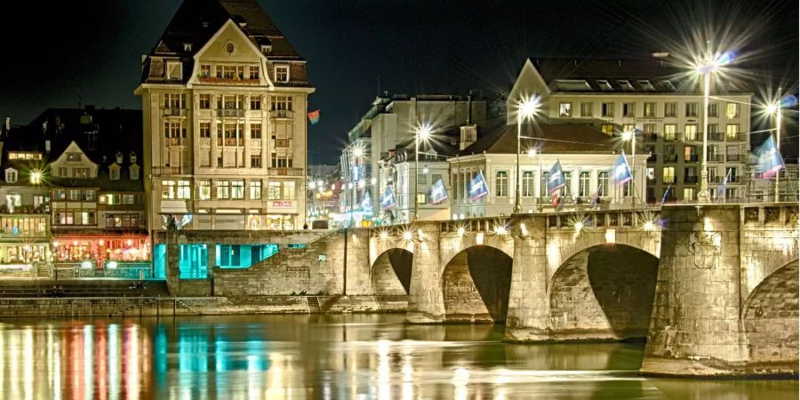 Basel bei Nacht.