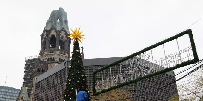 Ein Mann verlegt Stromleitungen am Weihnachtsmarkt am Breitscheidplatz. Ein Mann verlegt Stromleitungen am Weihnachtsmarkt am Breitscheidplatz.
