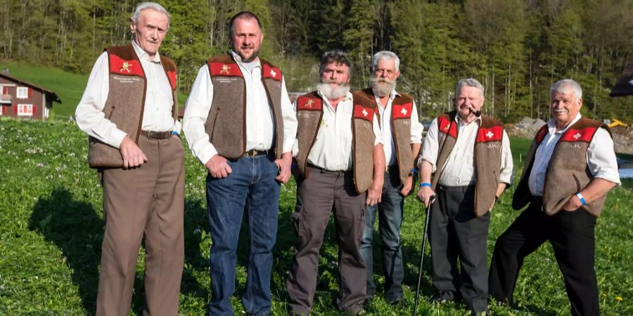 Die sechs Innerschwyzer Wetterschmöcker geben zwei Mal im Jahr ihre Prognosen ab.