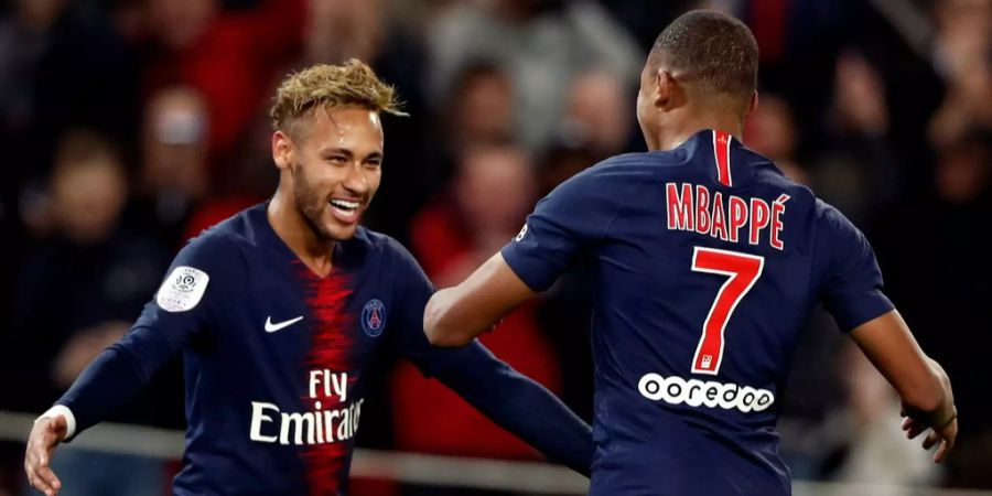 Neymar und Kylian Mbappé feiern ein Tor für PSG.