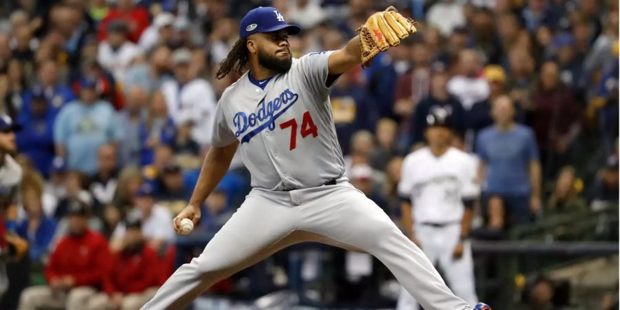 Los Angeles Dodgers Kenley Jansen wirft im siebten Inning von Spiel 7 der National League Championship Series Baseballspiel gegen die Milwaukee Brewers.