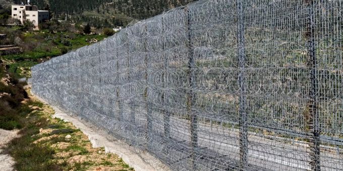 Eine Grenzmauer in Israel. Grenzmauer