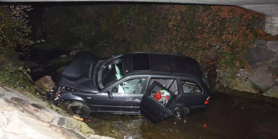 Das total beschädigte Auto im Bachbett in Niederbüren SG.