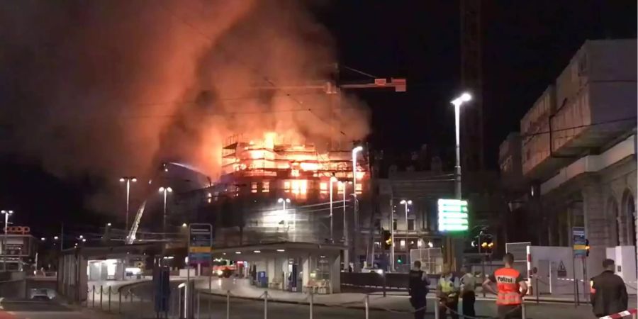 In Zürich brannte neben dem Hauptbahnhof ein Gebäue.