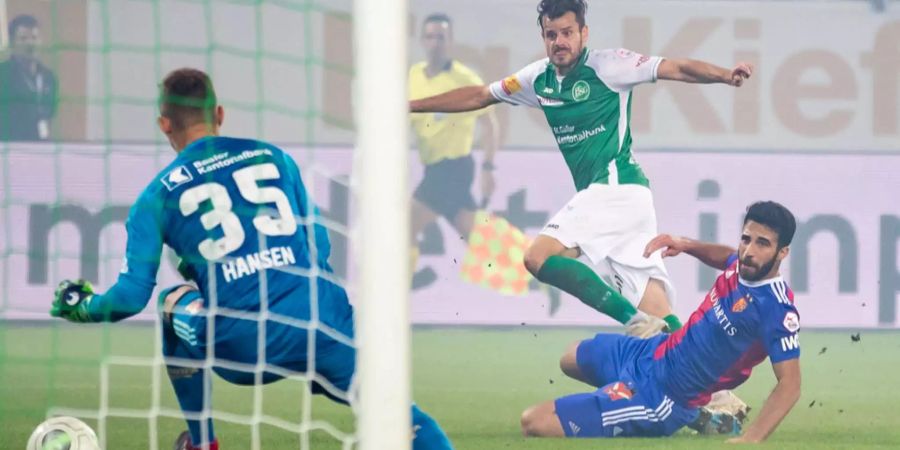 Tranquillo Barnetta (hinten, FC St. Gallen) kommt gegen Eray Cömert und Keeper Martin Hansen zum Abschluss.